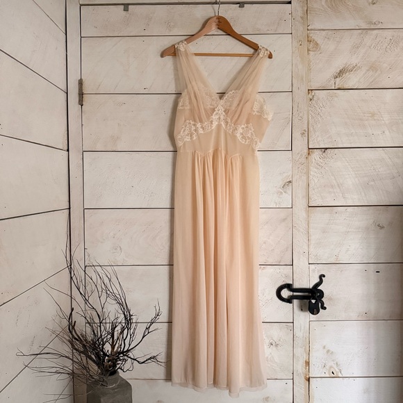 Vintage 1960s Elegant Lace lingerie night Gown bridal wedding slip négligé